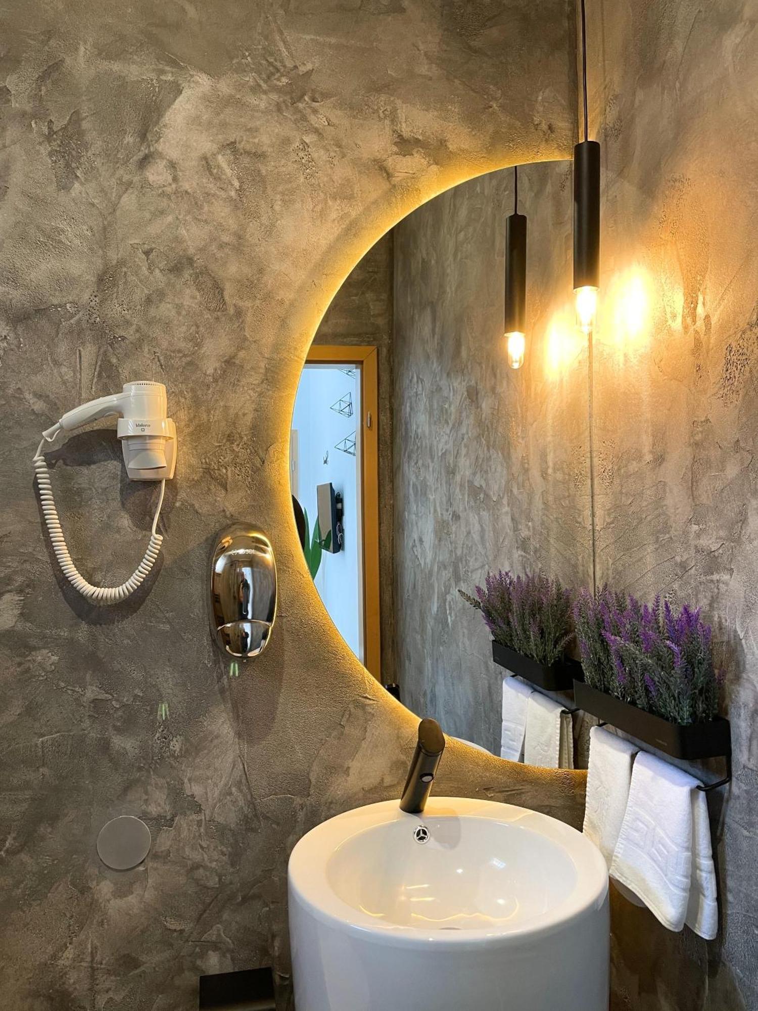 Shard Boutique Hotel-Adult Only Braşov Buitenkant foto